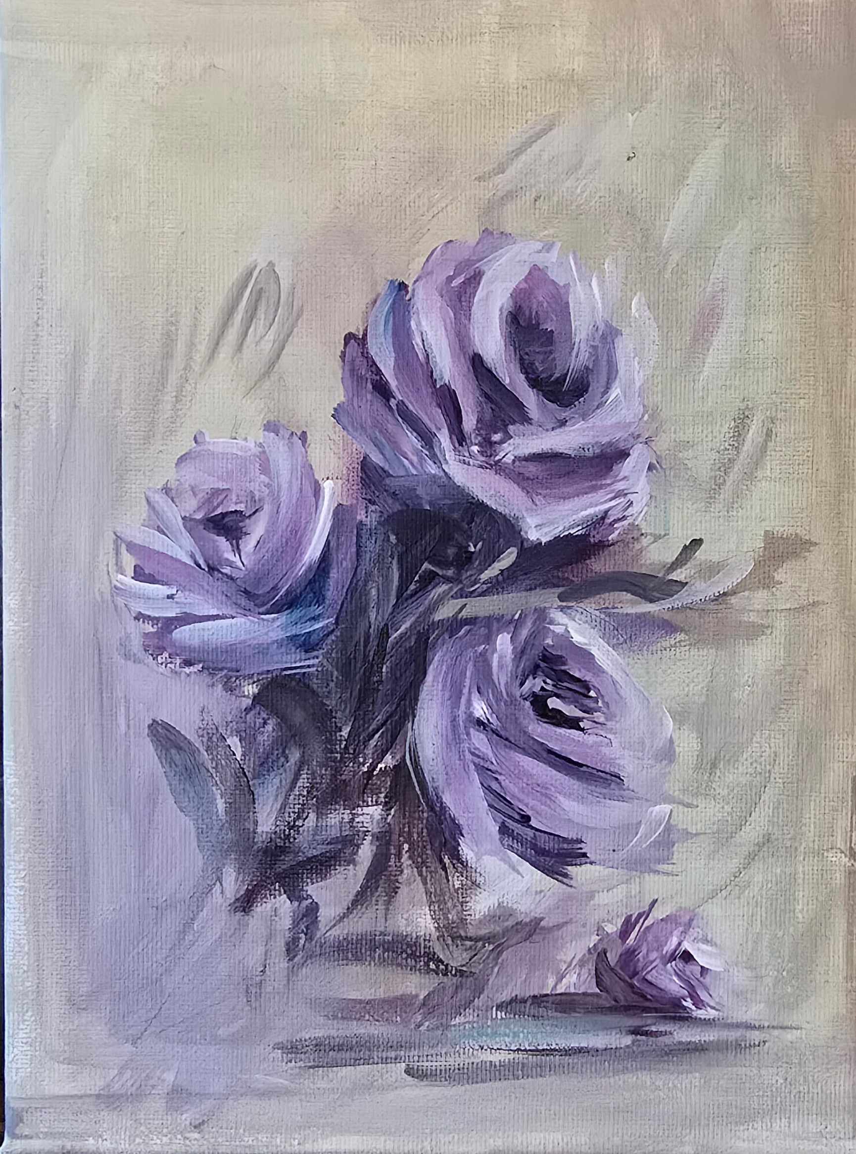 Patru trandafiri violet pictați în tușe late, pe un fundal gri-verzui estompat.